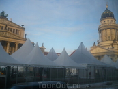 самая красивая площадь -Жандарменмаркт-оперный театр,справа Французский собор,слева Немецкий.Эти палатки  остались от рождественских праздников.