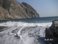 На черном пляже Периссы. Красивые волны