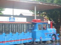 такой паровозик развлекает народ,катает детей, такой паровозик развлекает народ,катает детей,