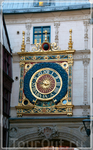 Руанские башенные часы появились в 1389.Самая популярная в городе, улица Больших Часов (rue du Gros Horloge), названа в честь башни со старинными часами, датируемые XVI веком - это символ и визитная к