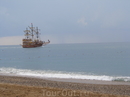 Пиратский корабль на горизонте