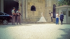 На фоне невесты милыми начинают казаться и те молодцЫ с оружием