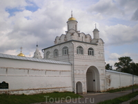 Покровский женский монастырь. Святые ворота (1518 год) своеобразно повторяют оригинальную архитектуру Покровского собора. На четырёхгранной башне с двумя арочными пролётами сооружена маленькая изящная