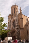 Из памятников архитектуры города выделяются прекрасный собор Сен-Совёр (Cathedrale Saint-Sauveur; V-XIII в.в.), в архитектуре которого смешаны 3 стиля ...