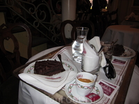 Посидеть, попить кофе в центре Венеции удовольствие не из дешевых, 2 кусочка торта и 2 кофе 40 евро, если стоя, то дешевле)))