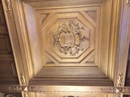 Один из элементов прекрасного дубового потолка в зале дворца