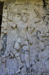 Резные плиты дворца с изображениями богов майя.