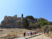 Подъем на вершину средневековой крепости к Акрополю Афины Линдийской