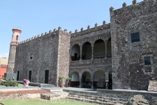 Город Куэрнавака. Дворец Кортеса, испанского завоевателя Мексики. Был построен испанцами на месте разрушенных ими пирамид и служил резиденцией Кортеса ...