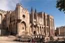 На площади Дю-Пале возвышается самый внушительный памятник города - обширный комплекс Папского дворца (1339-1364 гг.) с казначейством, Башней ангелов, ...