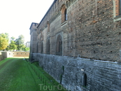 Две боковые башни – Фалконьера и Кастеллана (дель Тезоро), выполнены в форме квадратных столпов.
В 1482 г. герцог Лодовико Сфорца пригласил к себе в Милан ...