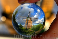Голландская ветряная мельница, Амстердам -​​ Нидерланды. Хрустальный шар.