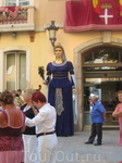 г. Бланес. В нем проходил какой то праздник, на главную площадь вынесли огромные фигуры, испанцы танцевали и веселились....