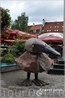 Возле кафе стоят каменные скульптуры,которые можно купить за несколько тысяч евро, даже ценники прилагаются.