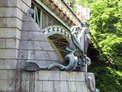 Опоры моста против течения реки украшают скульптуры гидр с гербом Праги также работы Йиржи Скоупа.