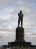 Памятник легендарному лётчику-испытателю Валерию Чкалову был открыт 15 декабря 1940 года, в день второй годовщины его гибели. 
На поверхности пьедестала ...