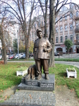 Памятник основателю театра им.Франко Гнату Юре в роли Швейка. Памятник был открыт в мае 2011 года.