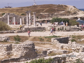 Хорошо видны колонны, которые подобрали и расставили, в одном из трех древних храмов, обнаруженных на территории Херсонеса. Этот у местных называется  ...