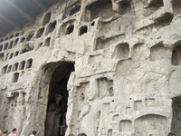 Лунмэньшику - «Каменные пещеры у Драконовых ворот» - комплекс буддийских пещерных храмов в 12 км к югу от Лояна