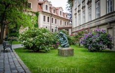Рядом со входом в Ледебургские сады, где много очень красивых старинных терасс. Стоит посетить.