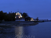 Стемнело, в Кремле включили подсветку. Возвращаемся на корабль.