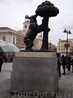 Мадрид. Пуэрта дель Соль. Герб Мадрида, на котором изображена медведица поедающая плоды земляничного дерева