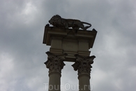Фрагмент памятника Колумбу с царственным львом.