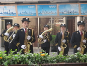 В Шанхае у входа на телевизионную вышку всех экскурсантов встречает женский духовой оркестр