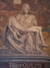 одна из первых скульптур Микеланджело. На перевязи у мадонны его подпись