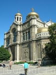 Символ Варны-Успенский собор, находится на площади имени  Кирилла и Мефодия. Эти святые очень почитаются в Болгарии.