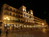 Ночная Plaza Mayor, здание мэрии (Ayutamiento).