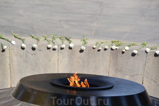 Цицернакаберд, памятник жертвам геноцида армян 
Мемориальный комплекс Цицернакаберд был построен в 1966 году и посвящен жертвам Геноцида армян. Памятник был установлен на одной из трех холмах называе