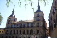 Здание ратуши на той же площади Plaza del Ayuntamiento , где располагается собор, построенное в 1612-1618 годах одним из лучших архитекторов того времени ...