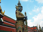 Разноцветные демоны-ракшасы, вооруженные пиками, охраняют Большой Королевский дворец