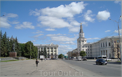 площадь Республики (ранее - Ленина). слева здание городской администрации, справа главный корпус сельхоз академии.