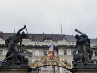 Первый — Почетный - двор отделяет от Градчанской площади решетка в стиле рококо с двумя колоннами, украшенными в 1769 г. фигурами борющихся гигантов и ...