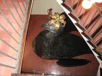 Вот такая птичка была на лестнице