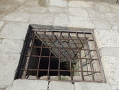 Это такая была тюрьма в те стародавние времена в крепости Дербент.