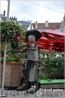 Возле кафе стоят каменные скульптуры,которые можно купить за несколько тысяч евро, даже ценники прилагаются.