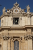 Ватикан.  Колокол и часы установлены симметрично справа  и слева  на  портале  Собора  Святого  Петра.