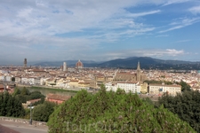 Вид на город с площади Микеланджело.