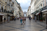 Главная пешеходная улица Лиссабона-Аугушта...Мозаичная мостовая,оч.много кафе..