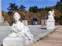 Так, обойдя парк, я вернулась ко дворцу.