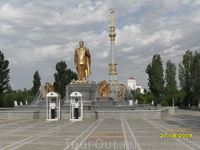 Памятник Туркменбаши!