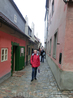 Золотая улочка (Zlatá ulička) прославилась своими миниатюрными домами, в которых жили стражники, охранявшие Пражский град. Домики были пристроены к оборонной ...