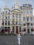 Брюссель. Старинные дома,украшенные скульптурами,барельефами,узорами,инкрустированные  золотом,переливаются  на  солнце  и придают  площади  великолепный, нарядный  вид.