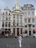 Брюссель. Старинные дома,украшенные скульптурами,барельефами,узорами,инкрустированные  золотом,переливаются  на  солнце  и придают  площади  великолепный ...