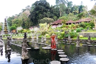 Тиртаганга - дворец из воды и скульптур . Индонезия, БАЛИ