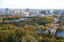 Вид на левобережный Киев и метромост.