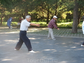Китайские пенсионеры не сидят дома и не ездят на дачи. Они собираются в парках, на улицах и ведут активную жизнь